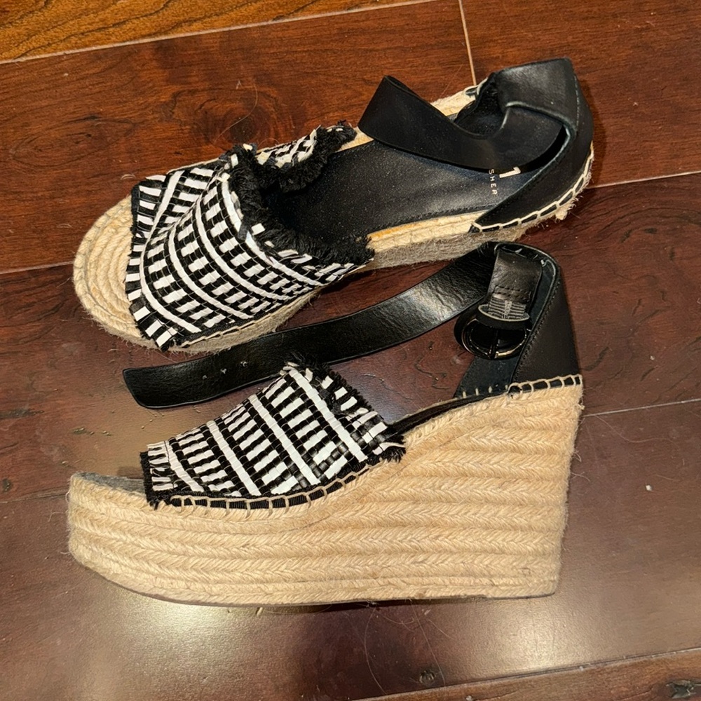 NWOB Marc Fisher LTD black/white wedges size 8.5